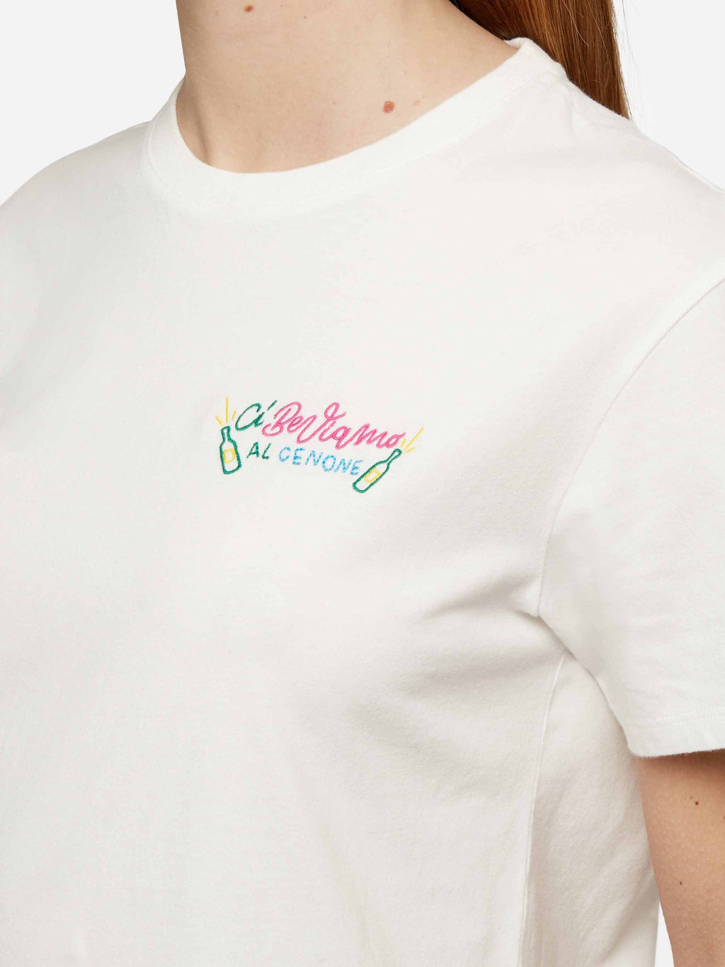 T-shirt Emilie bianco panna con ricamo Ci beviamo al cenone product image 1