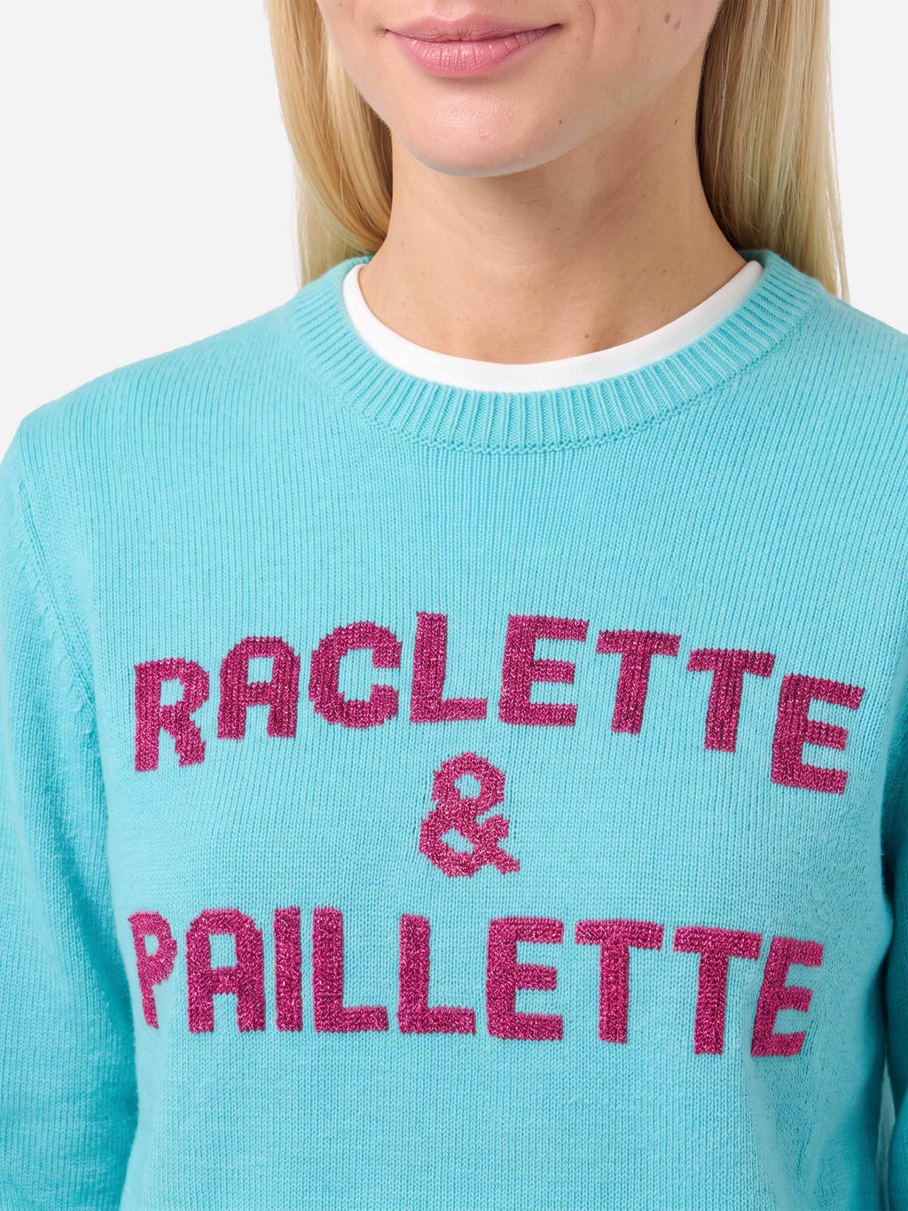 Maglione girocollo New Queen verde acqua con scritta Raclette in paillettes