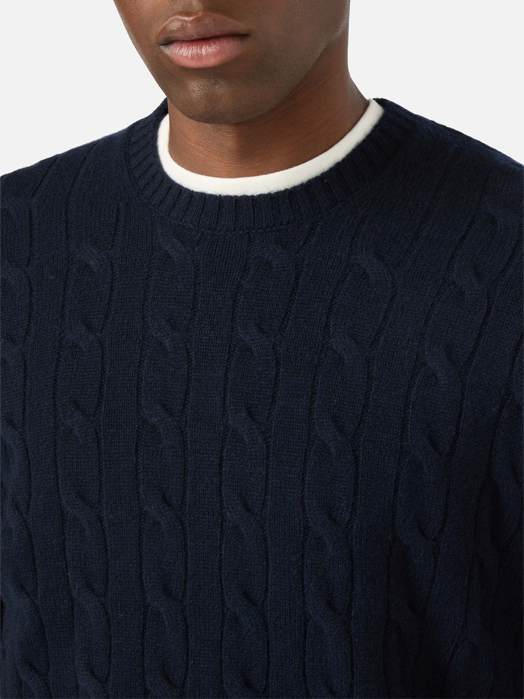 Maglia girocollo Regent blu navy in lana con lavorazione a trecce