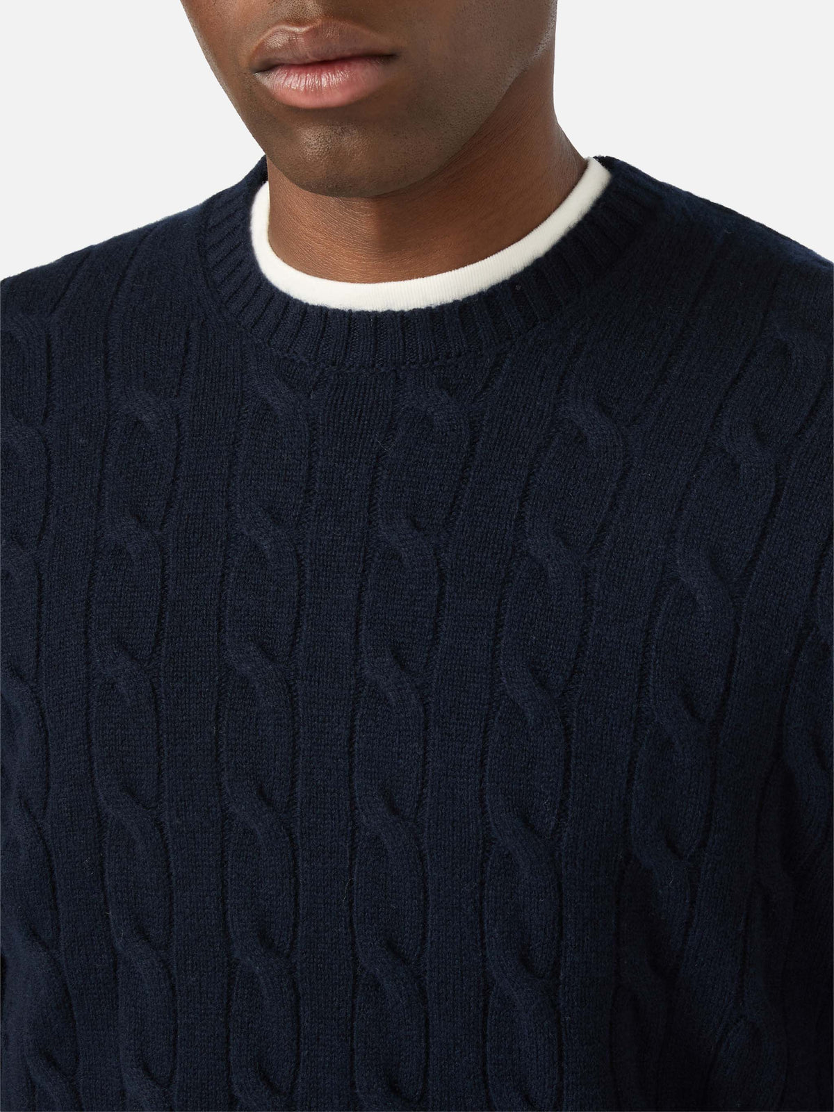 Maglia girocollo Regent blu navy in lana con lavorazione a trecce