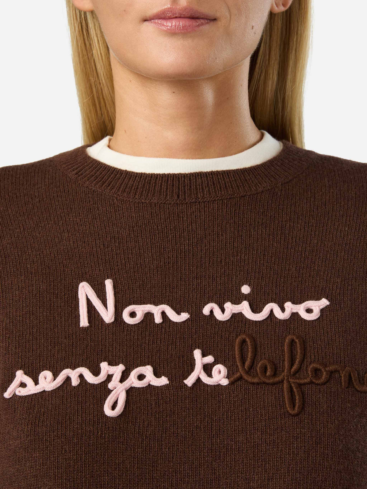 Maglia girocollo Tessa marrone in misto lana e cashmere con ricamo Non Vivo Senza Te